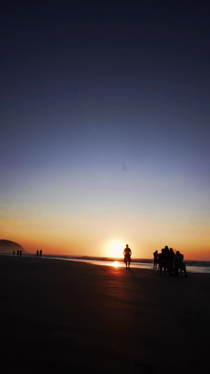 海滩上的日出视频素材