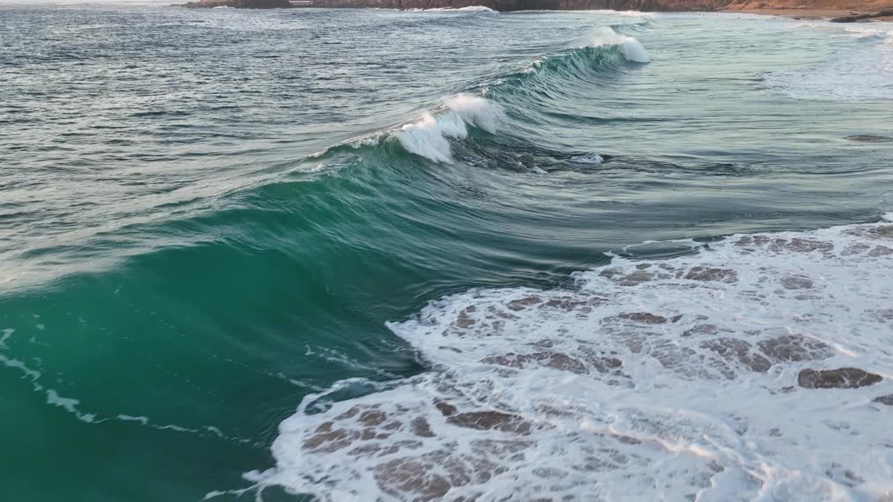 鸟瞰美丽的海水浪花飞溅。巨大的海浪慢动作视频素材