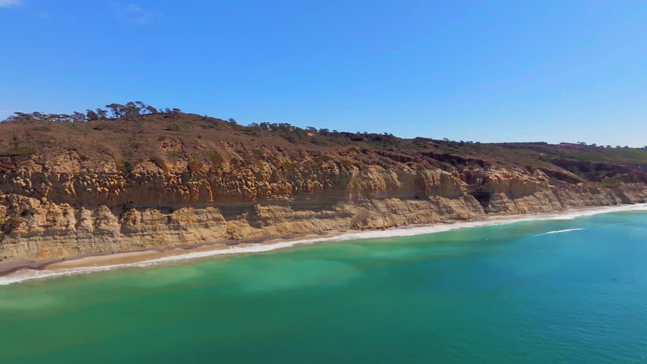 风景秀丽的海景在托里松州立海滩在圣地亚哥，加利福尼亚州，美国-空中无人机拍摄视频素材