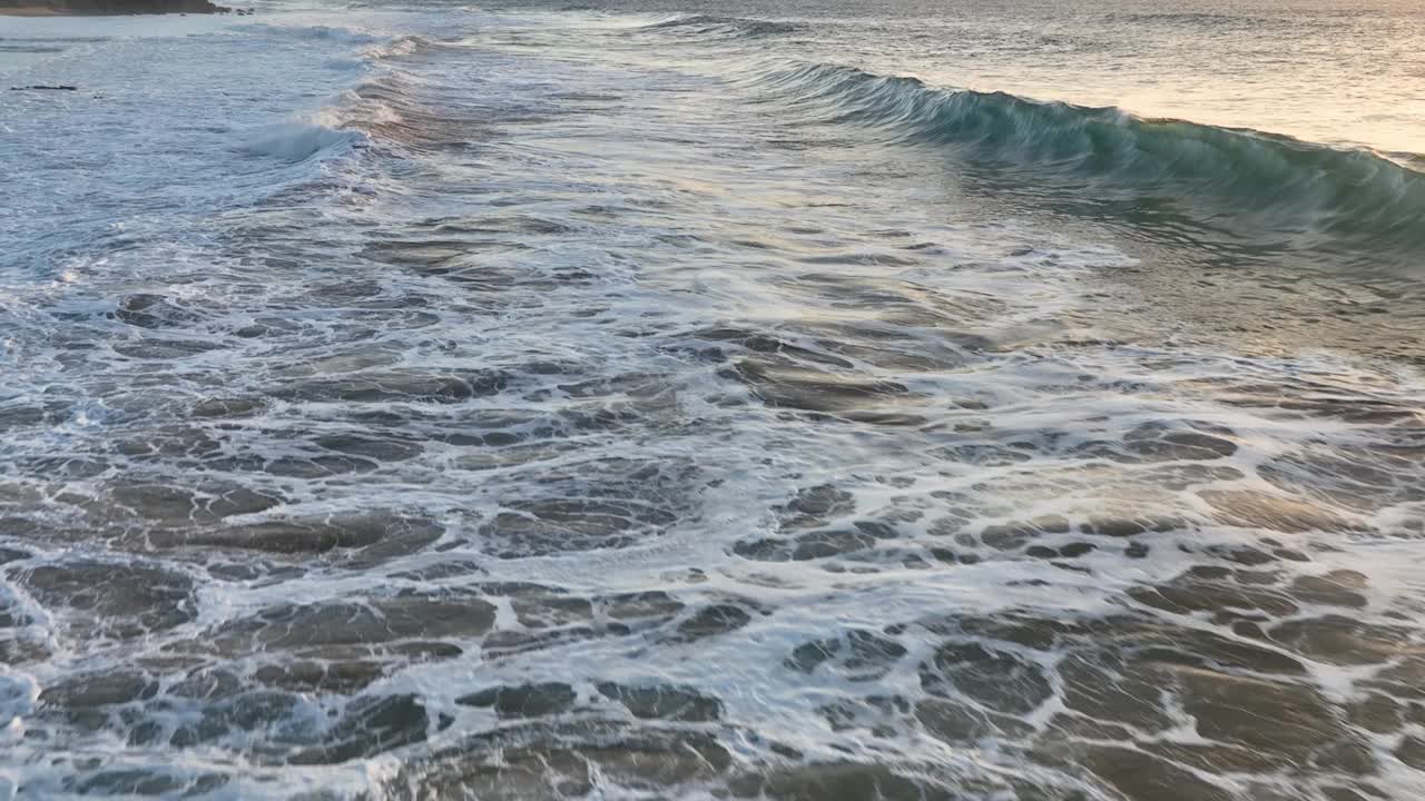 鸟瞰美丽的海水浪花飞溅。巨大的海浪慢动作视频素材