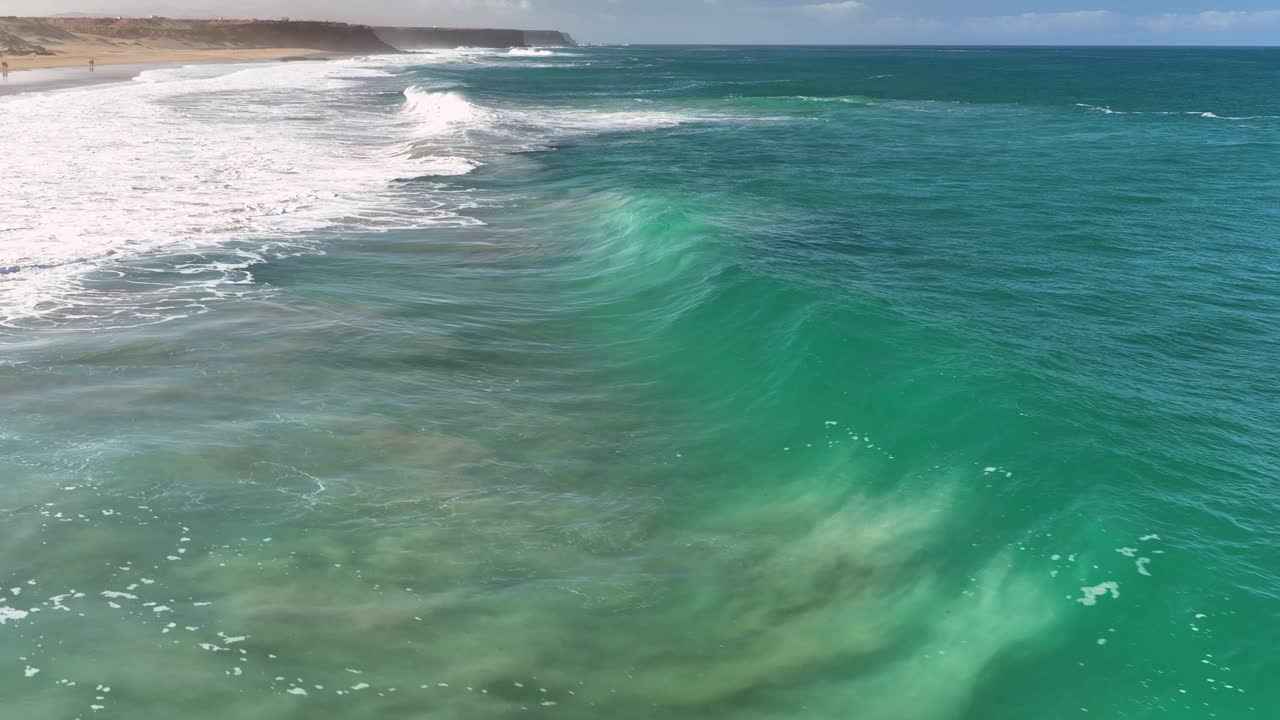 鸟瞰美丽的海水浪花飞溅。巨大的海浪慢动作视频素材