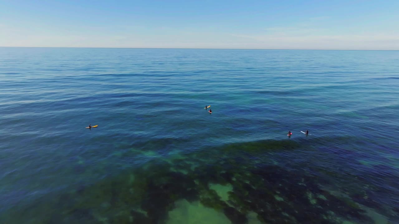 冲浪者和海滩在圣地亚哥，加利福尼亚，美国-空中无人机拍摄视频素材