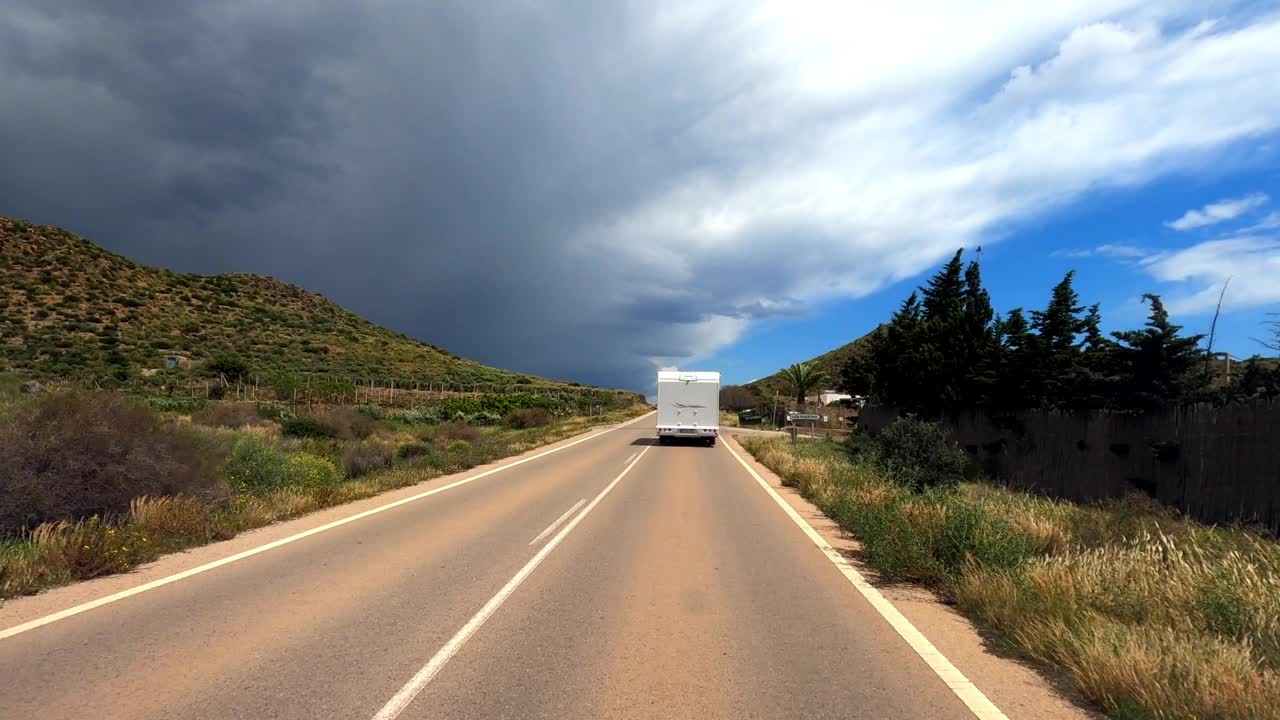 一辆房车在西班牙南部的山间风景公路上行驶视频素材