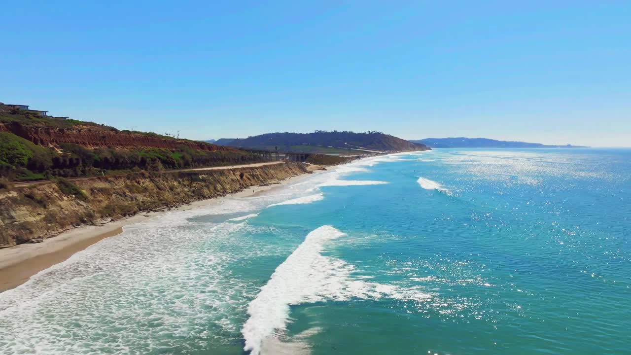 托里松州立海滩与风景秀丽的海景在圣地亚哥，加利福尼亚州，美国-无人机拍摄视频素材