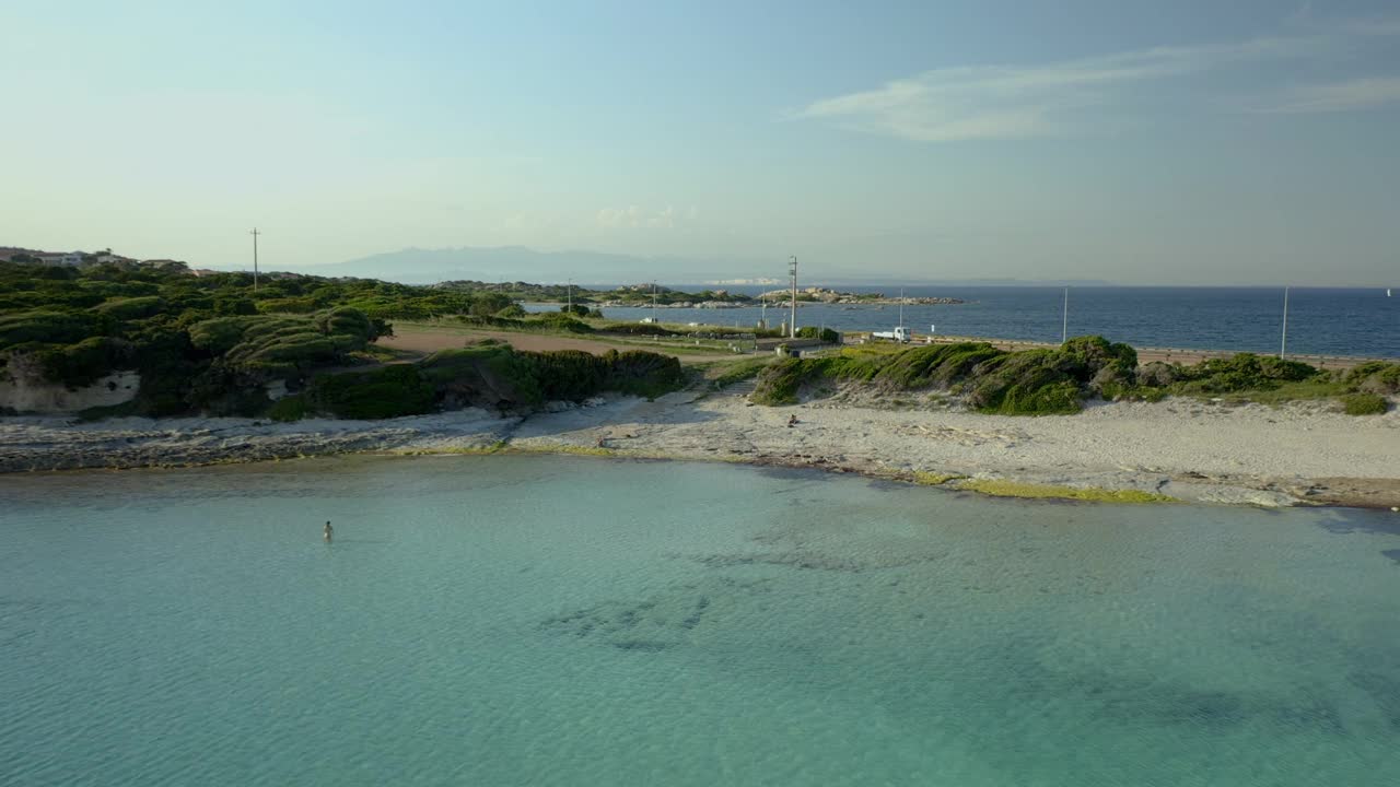 无人机航拍的Rena di Ponente绿松石海水海滩在意大利撒丁岛的卡波特斯塔角视频素材