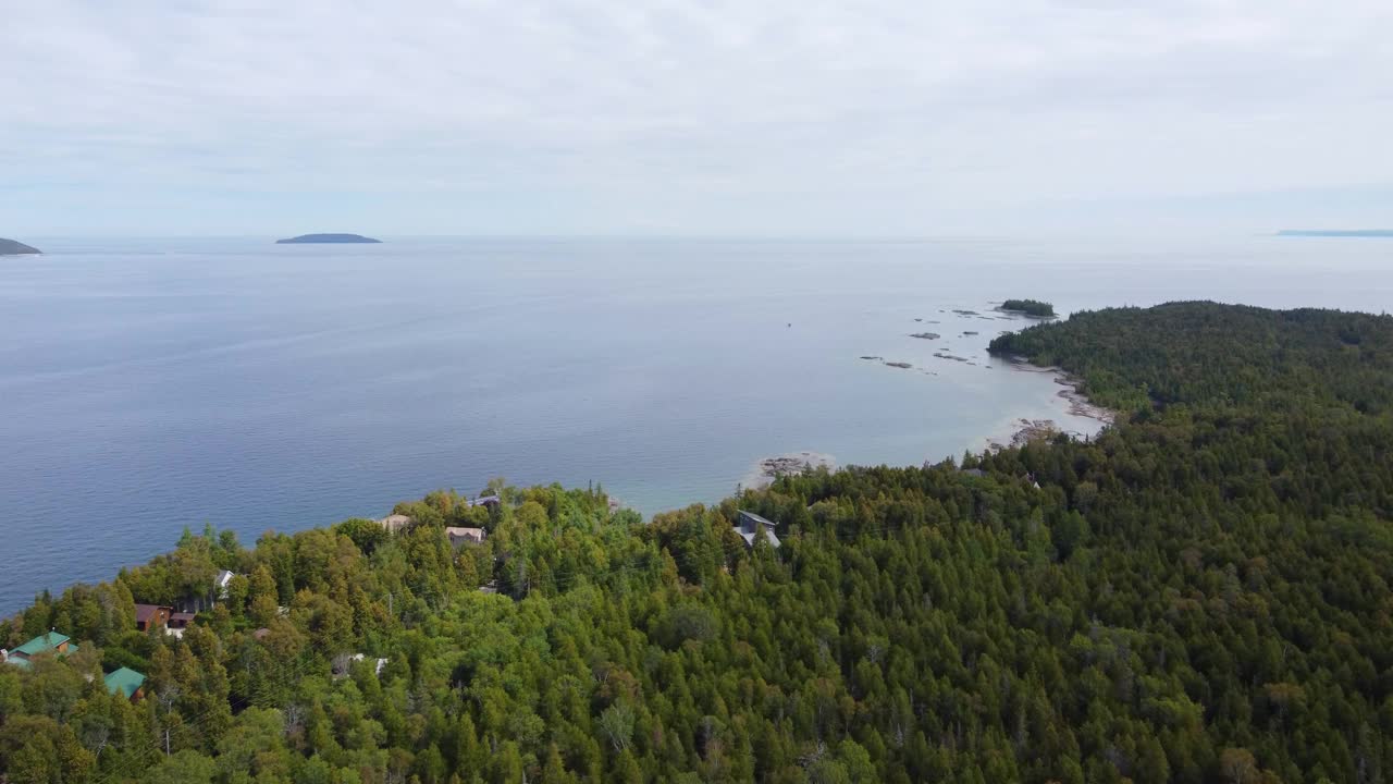 住在加拿大安大略省乔治亚湾绿松石湖和绿色森林岸边的房子里是天堂视频素材