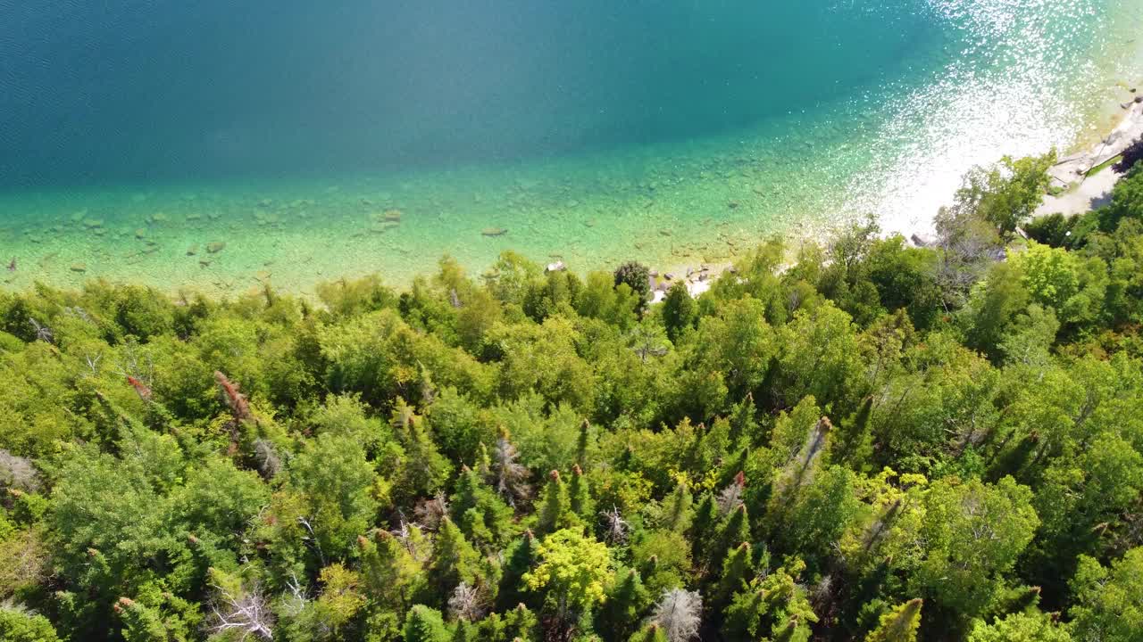 神奇的放松之旅在格鲁吉亚湾与绿松石湖，岩石海岸和茂密的森林在加拿大安大略省视频素材