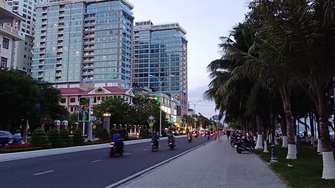 傍晚，越南芽庄市中心的街景。视频素材