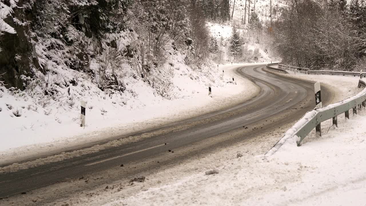 德国冬季大雪过后，哈尔茨山脉的乡间道路空无一人，清理得很差视频下载