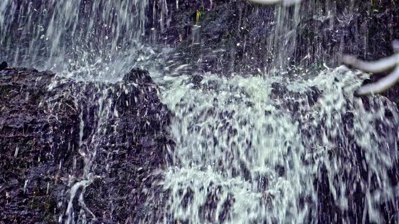 在哈茨山脉的瀑布中，有大水滴和喷射的水珠和飞溅的慢动作视频下载