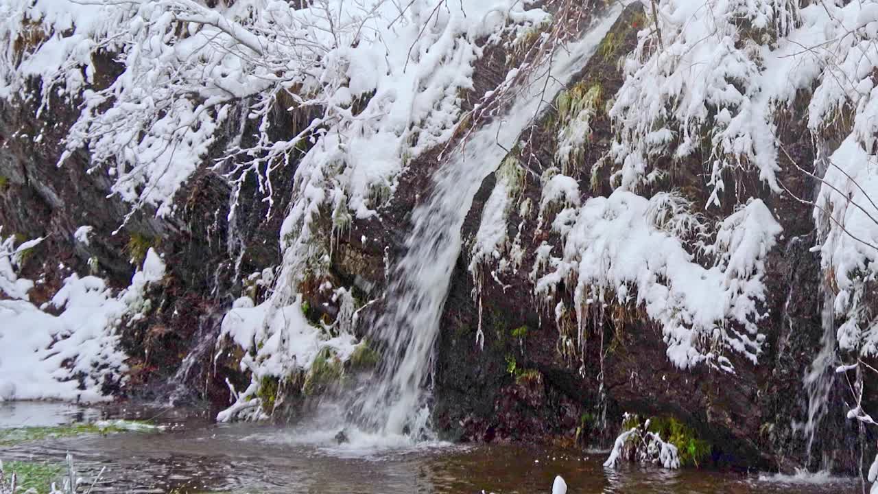 大雪过后，哈茨山脉的Romkerhaller瀑布，石板岩上的流水视频下载