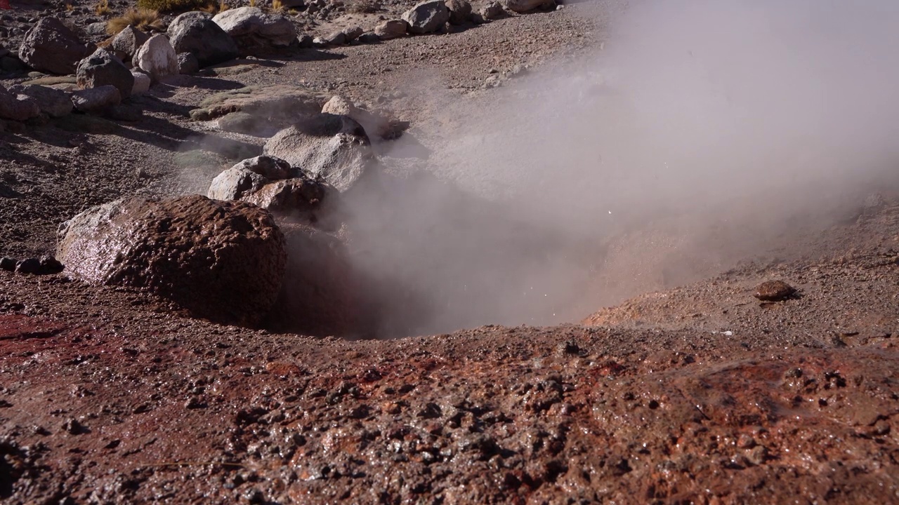 埃尔塔蒂奥火山的喷气孔和间歇泉视频素材