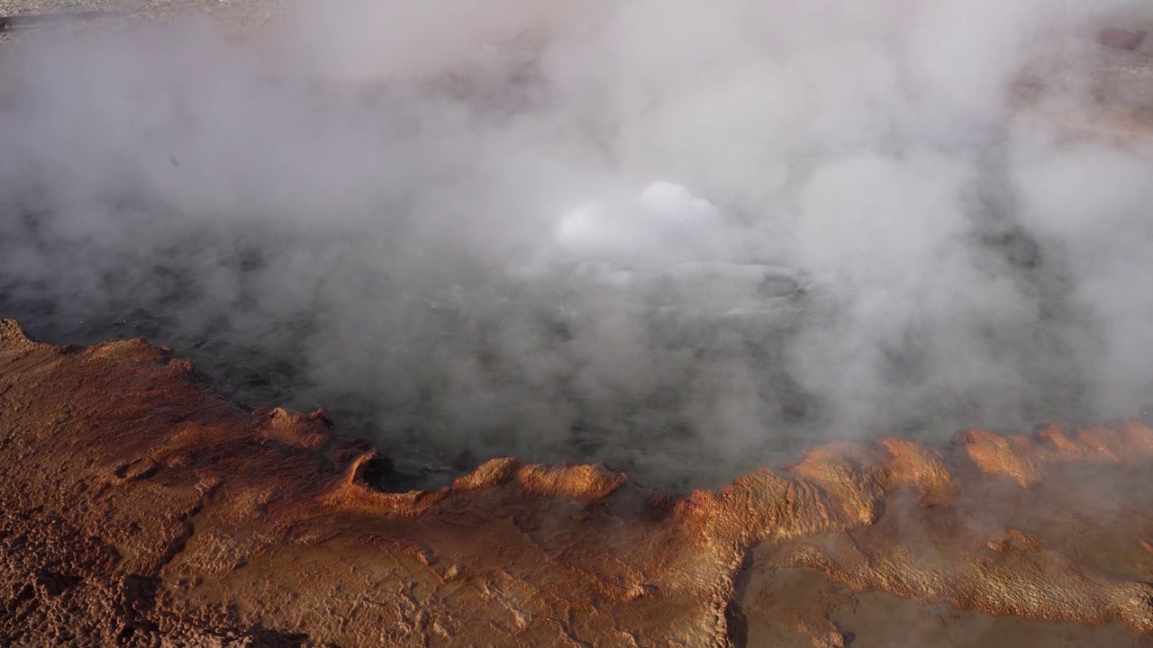 埃尔塔蒂奥火山的喷气孔和间歇泉视频素材