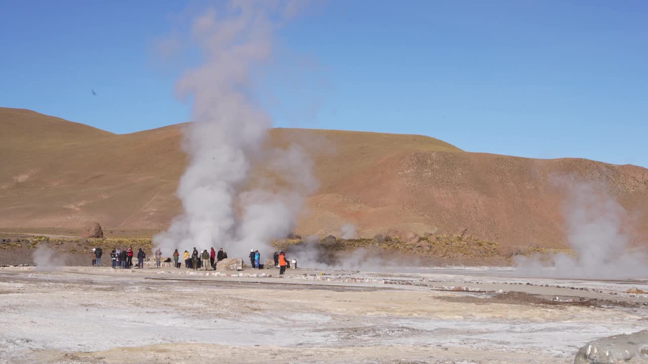 埃尔塔蒂奥火山的喷气孔和间歇泉视频素材