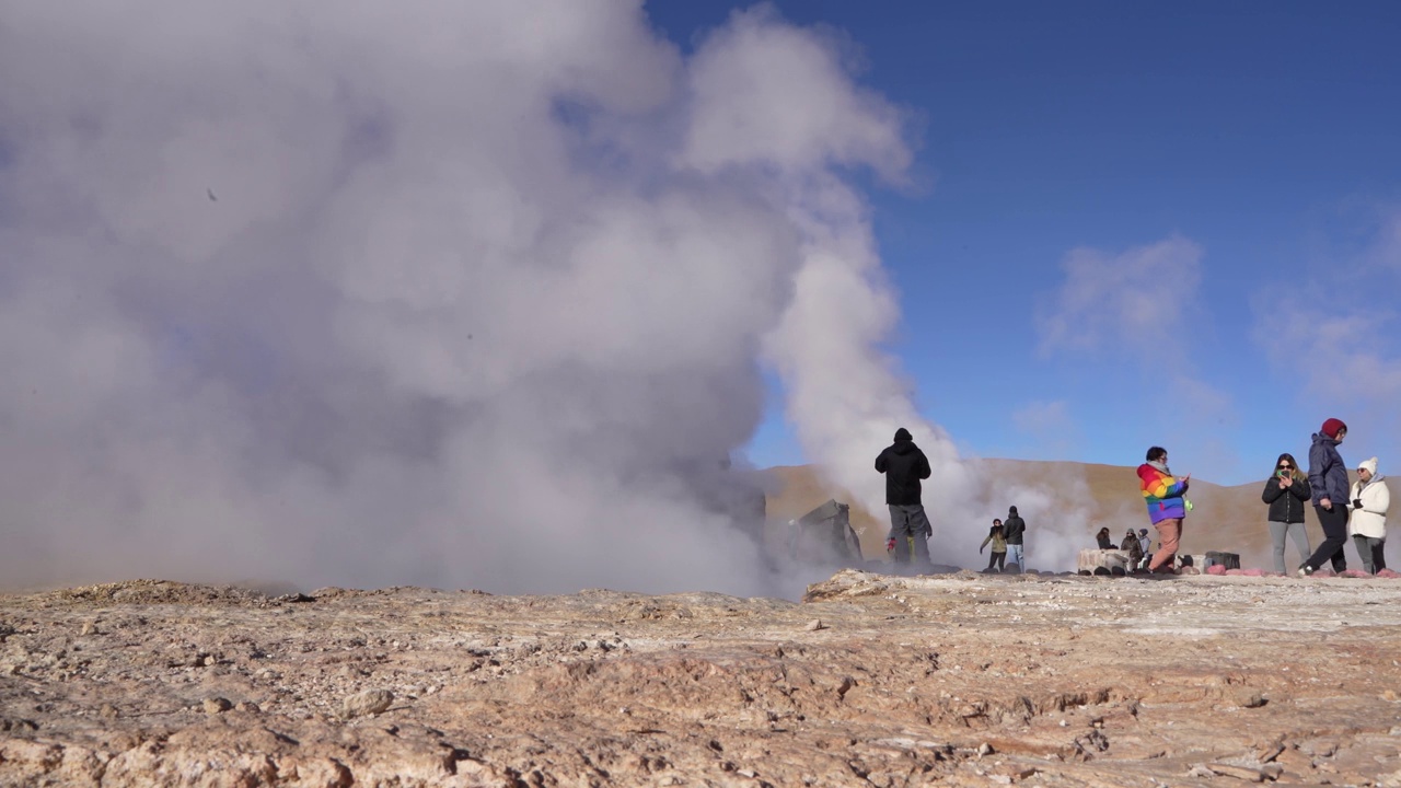 埃尔塔蒂奥火山的喷气孔和间歇泉视频素材