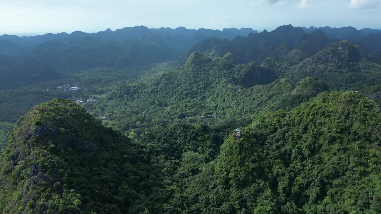 无人机拍摄的越南吉巴国家公园牛林峰的高空观景画面视频素材