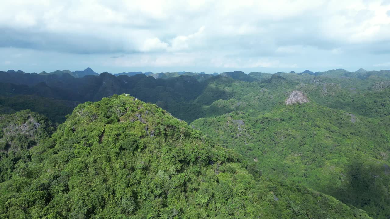 无人机拍摄的越南吉霸岛吉霸国家公园的金桥山林视频素材