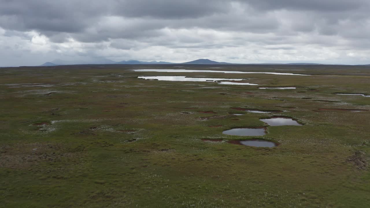 鸟瞰图的湖泊在荒野地区，奥地利，冰岛。视频下载