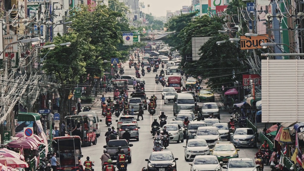 高角度交通拥挤，行人过马路视频素材