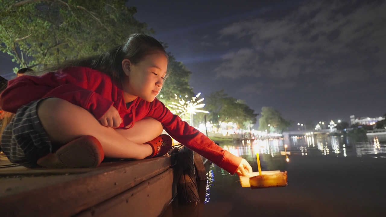 美丽的亚洲年轻女孩在Loi Krathong传统节日。视频素材