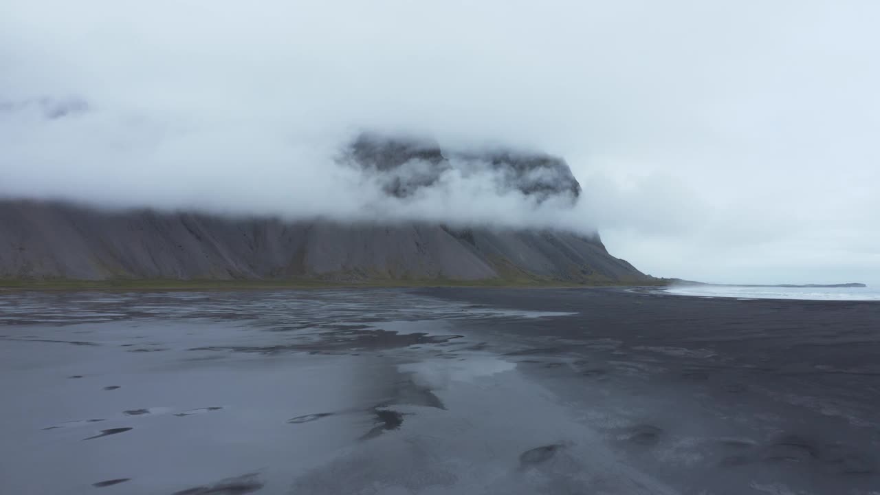 在小镇附近Stokksnes海角的云中鸟瞰Vestrahorn山和黑沙滩Höfn。Vestrahorn, stoksnes Cape, Höfn，奥地利，东部地区，冰岛，北欧，欧洲。视频下载