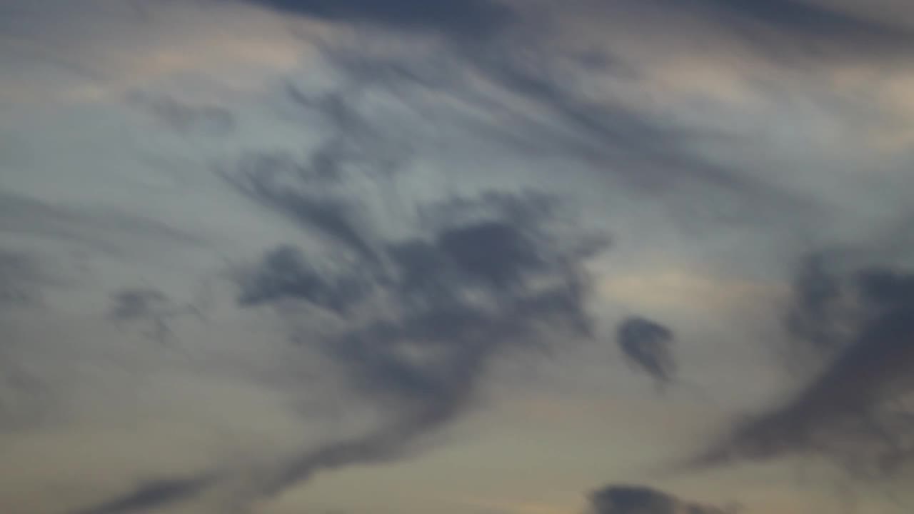 大雨过后，天空中的云呈现出各种各样的颜色，暴风雨过后进入了雨季的尾声，初冬雨后，天空通常是明亮的，天气凉爽。视频下载