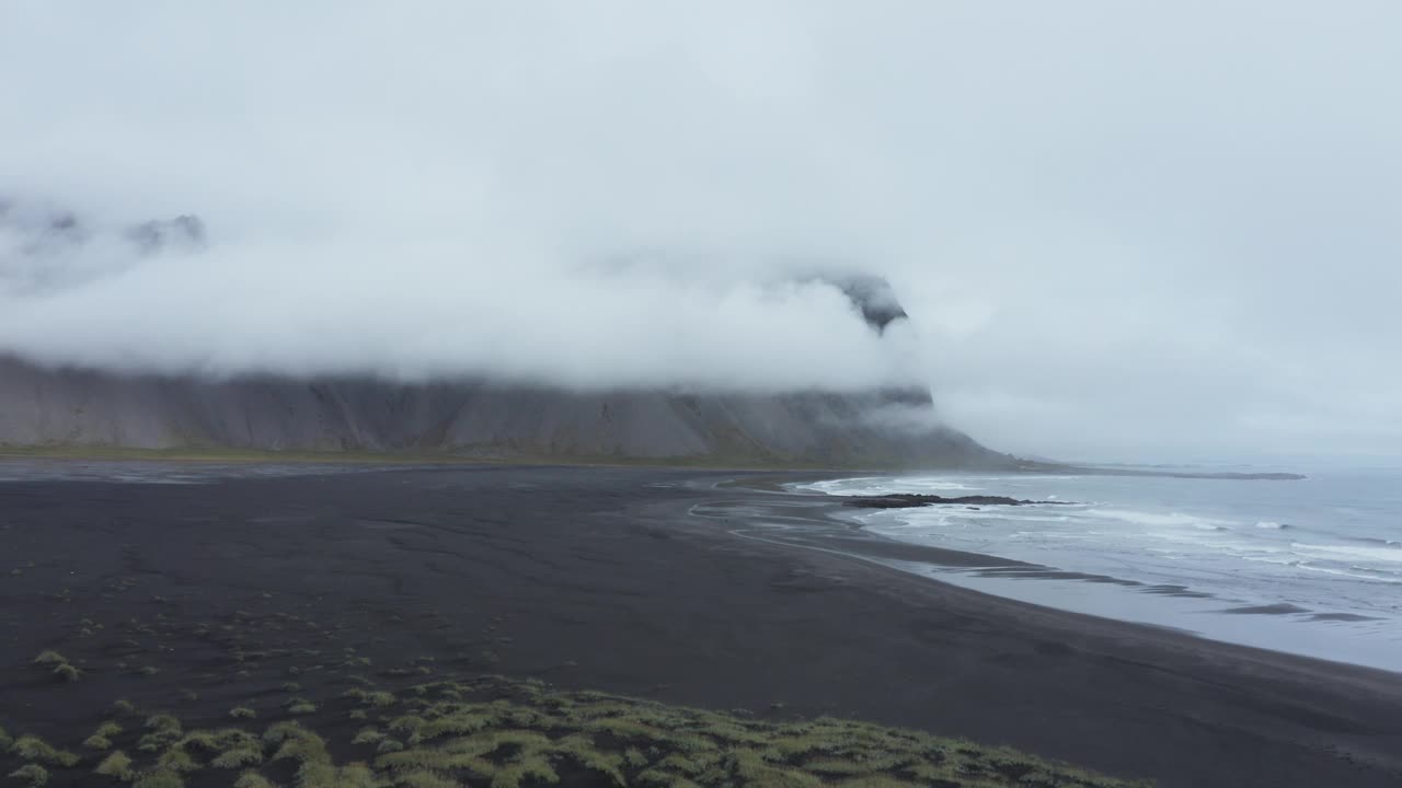 在小镇附近Stokksnes海角的云中鸟瞰Vestrahorn山和黑沙滩Höfn。Vestrahorn, stoksnes Cape, Höfn，奥地利，东部地区，冰岛，北欧，欧洲。视频素材