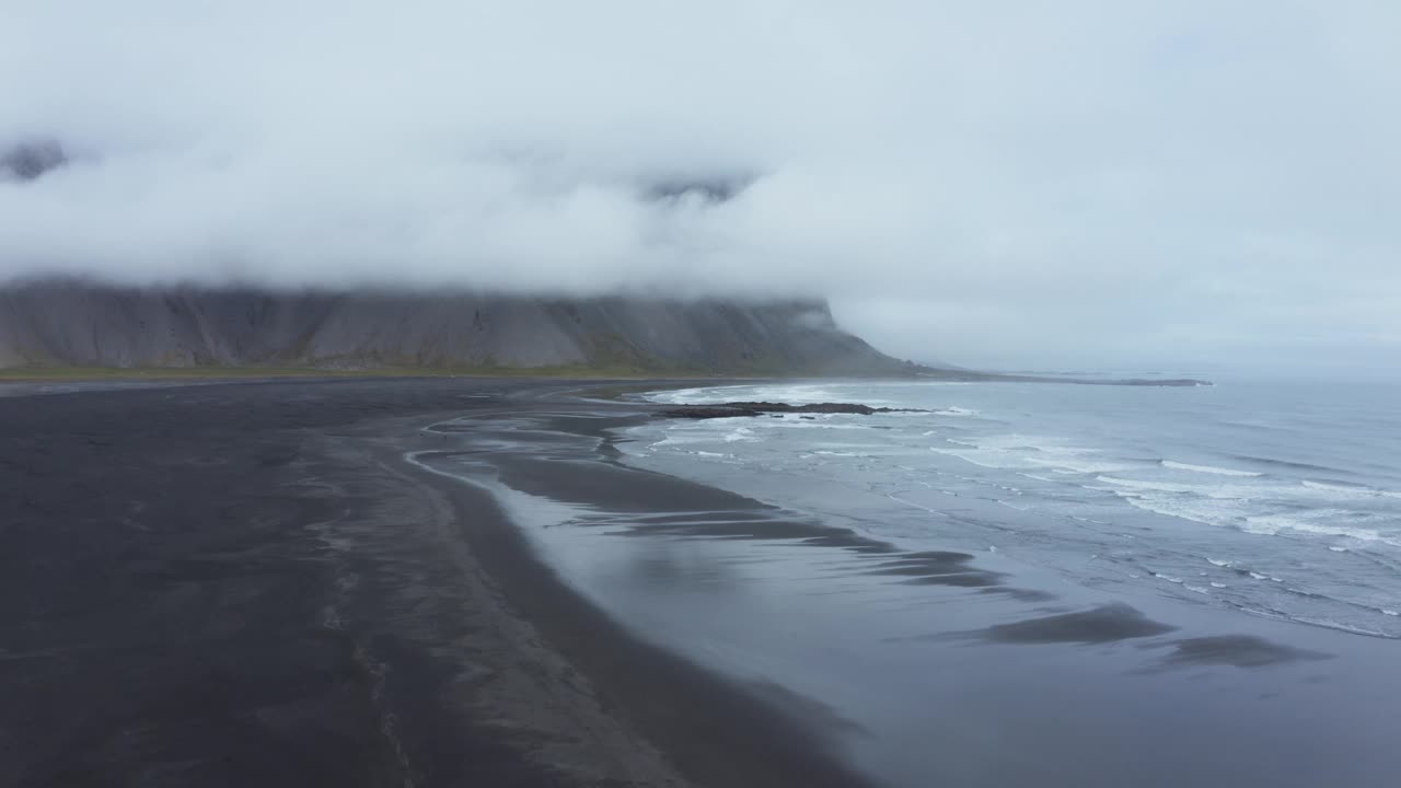 在小镇附近Stokksnes海角的云中鸟瞰Vestrahorn山和黑沙滩Höfn。Vestrahorn, stoksnes Cape, Höfn，奥地利，东部地区，冰岛，北欧，欧洲。视频素材