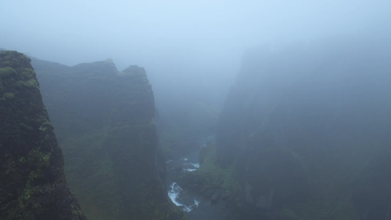 冰岛著名的Fjadrargljufur峡谷(Fjaðrárgljúfur)。Fjadrargljufur峡谷，南部地区，苏厄兰，冰岛。视频下载