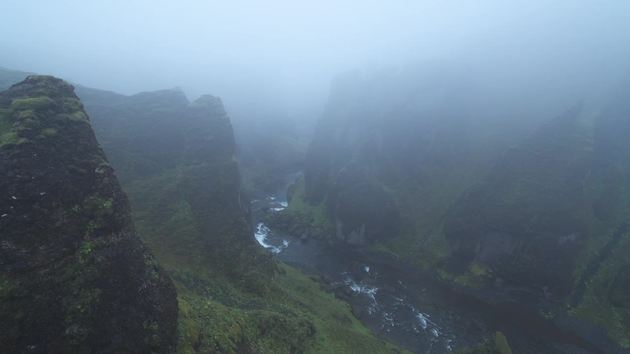 冰岛著名的Fjadrargljufur峡谷(Fjaðrárgljúfur)。Fjadrargljufur峡谷，南部地区，苏厄兰，冰岛。视频下载