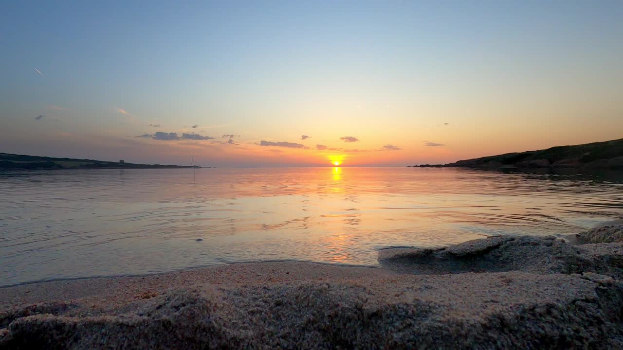 意大利撒丁岛，日落时分，海浪涌向沙滩视频素材