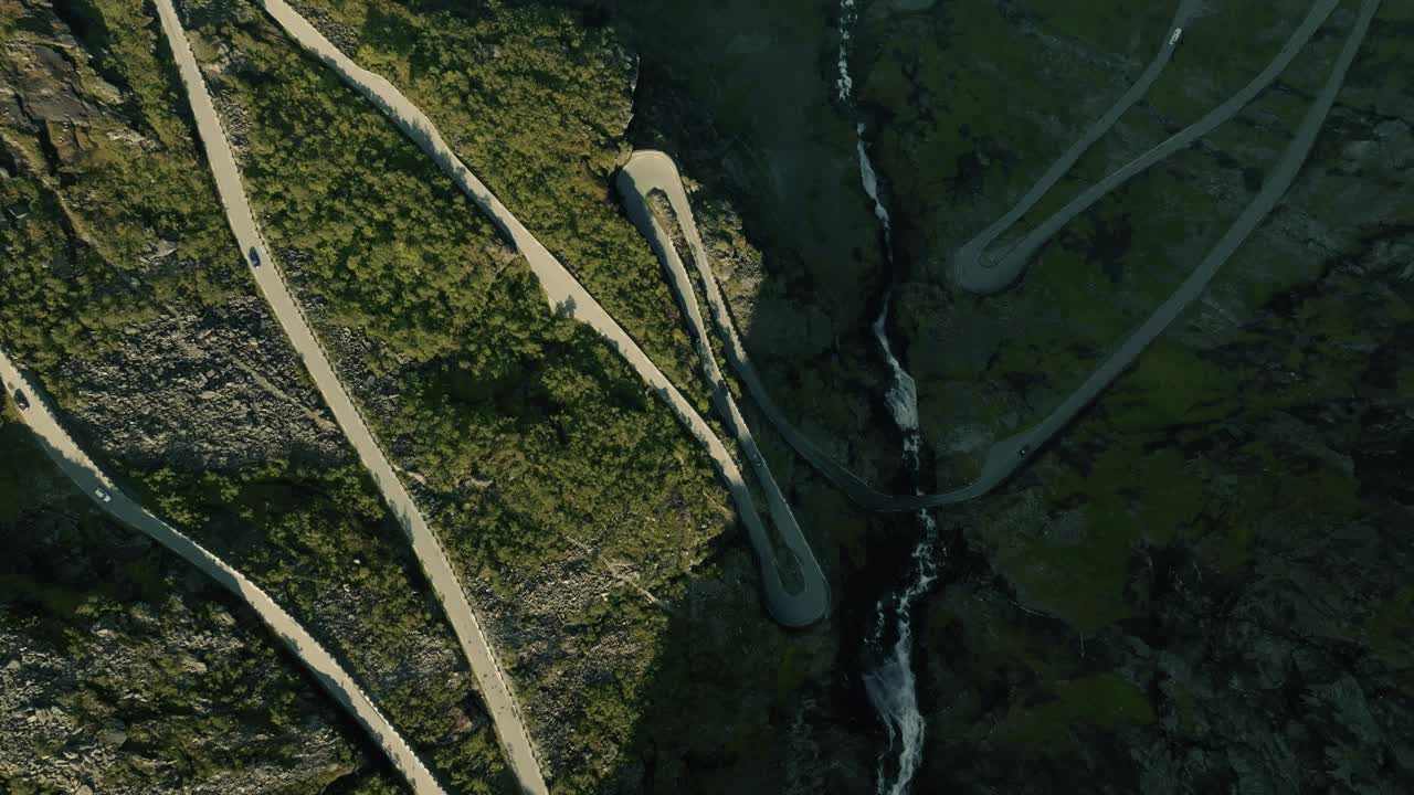 巨魔路径山蛇形道路在野生斯堪的纳维亚景观。视频素材