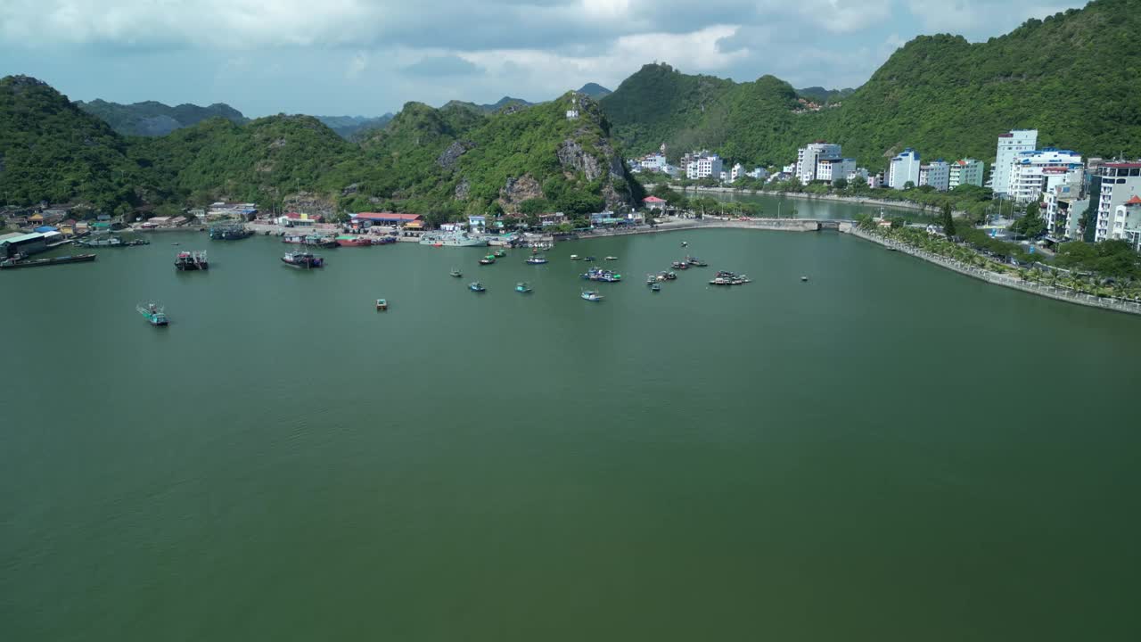 无人机拍摄的越南兰下湾的船只和吉霸岛的海滨建筑视频素材