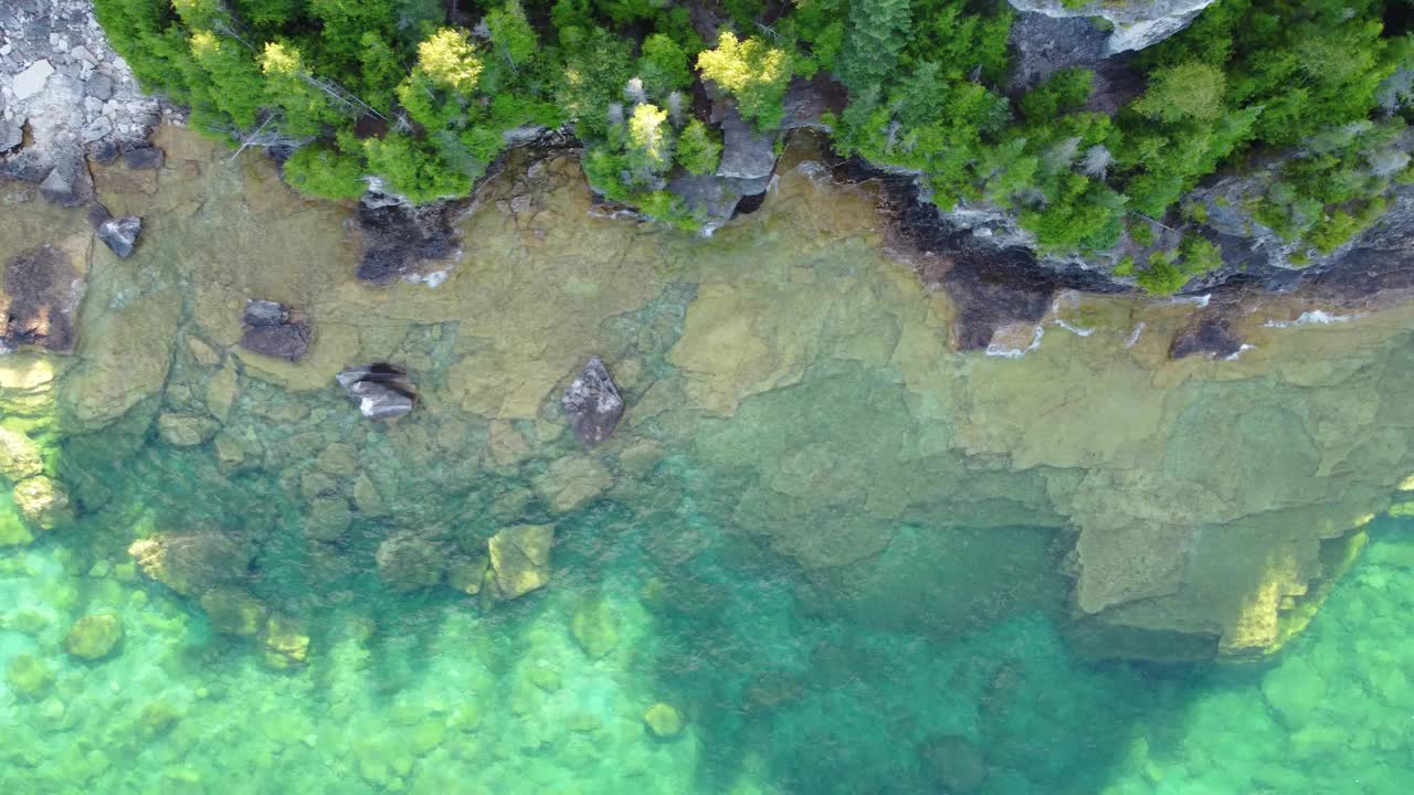 令人惊叹的俯瞰格鲁吉亚湾岩石海岸与绿松石湖和茂密的森林在安大略省，加拿大视频素材