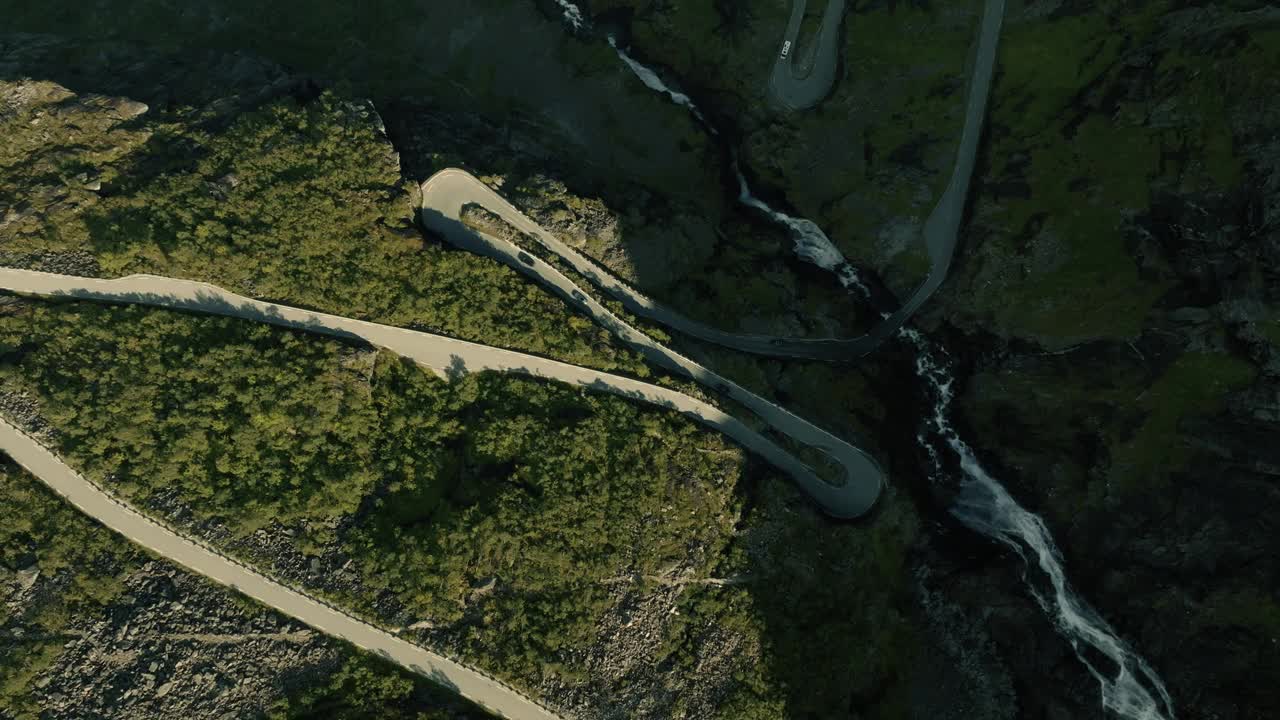 俯瞰下的汽车行驶在史诗般的巨魔路径山路。视频素材