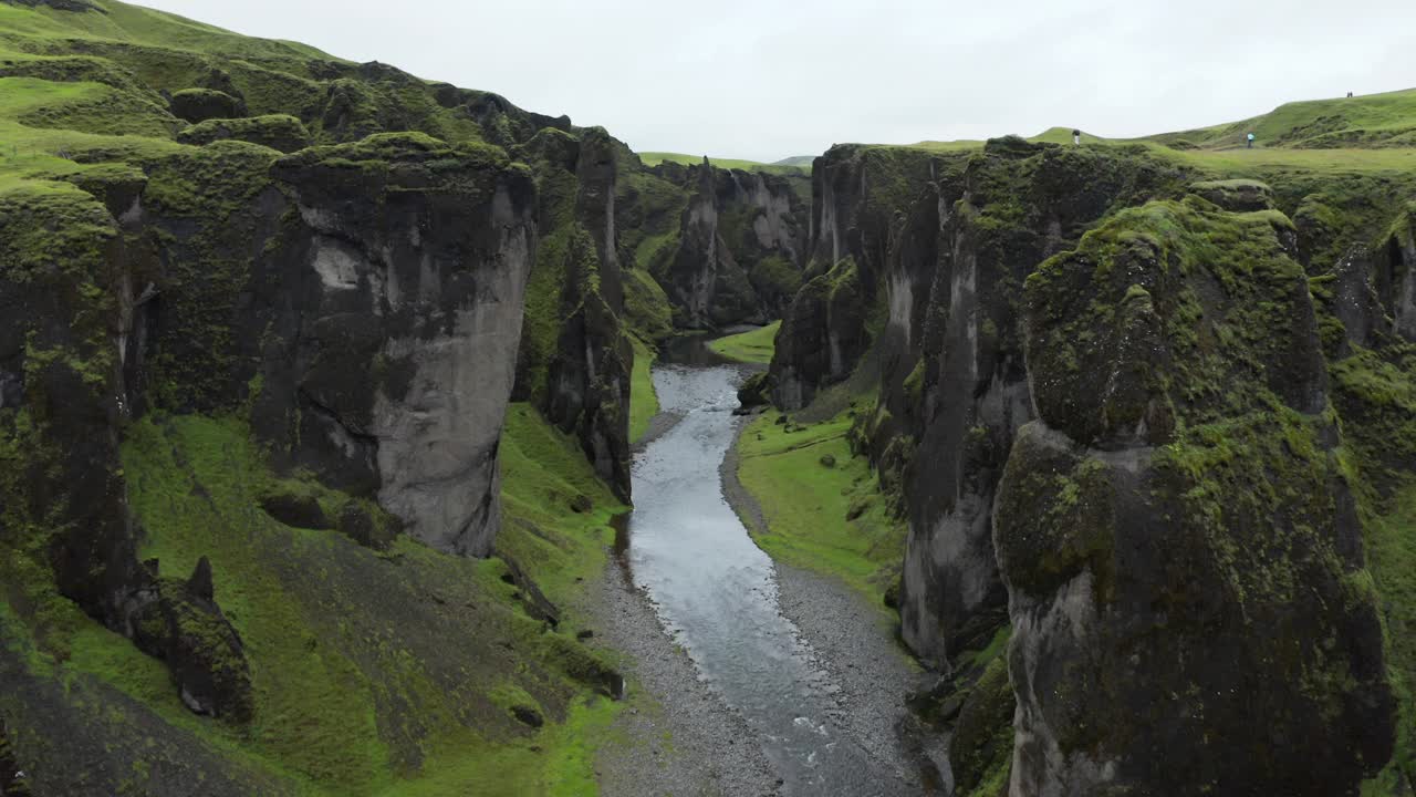 飞越冰岛著名的Fjadrargljufur (Fjaðrárgljúfur)峡谷。Fjadrargljufur峡谷，南部地区，苏厄兰，冰岛。视频下载