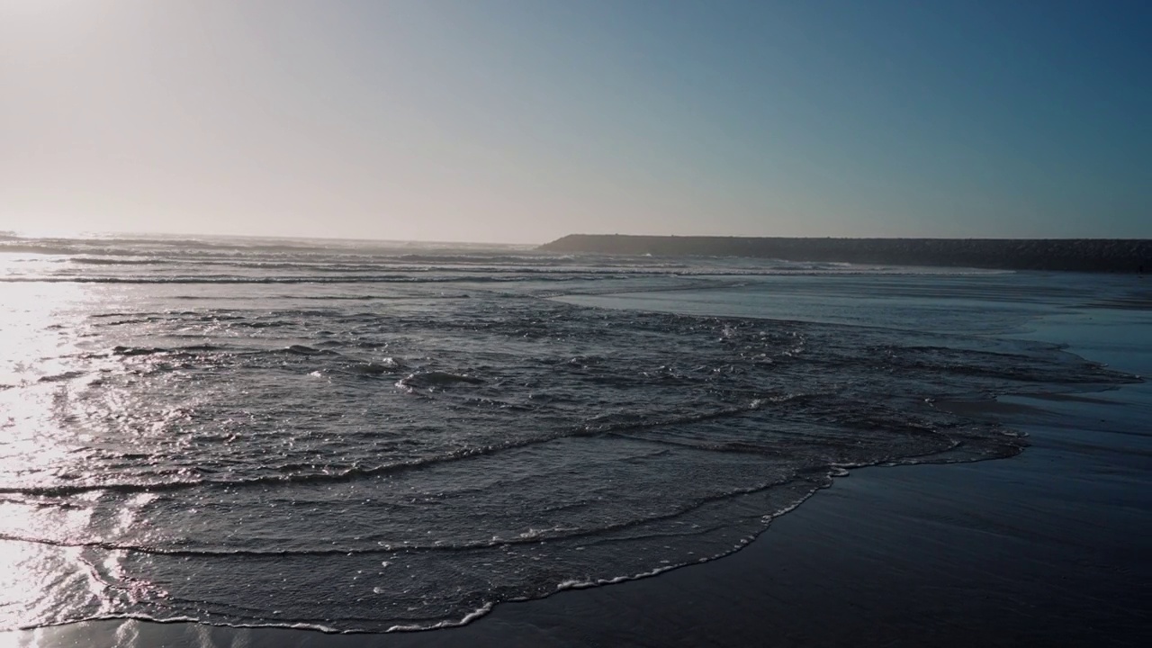 黄昏时宁静的海岸海景视频素材