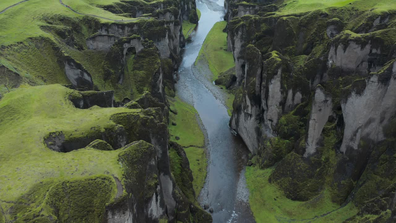 飞越冰岛著名的Fjadrargljufur (Fjaðrárgljúfur)峡谷。Fjadrargljufur峡谷，南部地区，苏厄兰，冰岛。视频下载