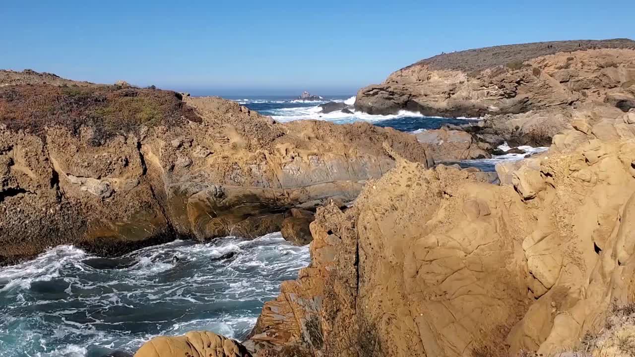 沿着海岸的岩石和海浪。加州洛博斯角。视频素材