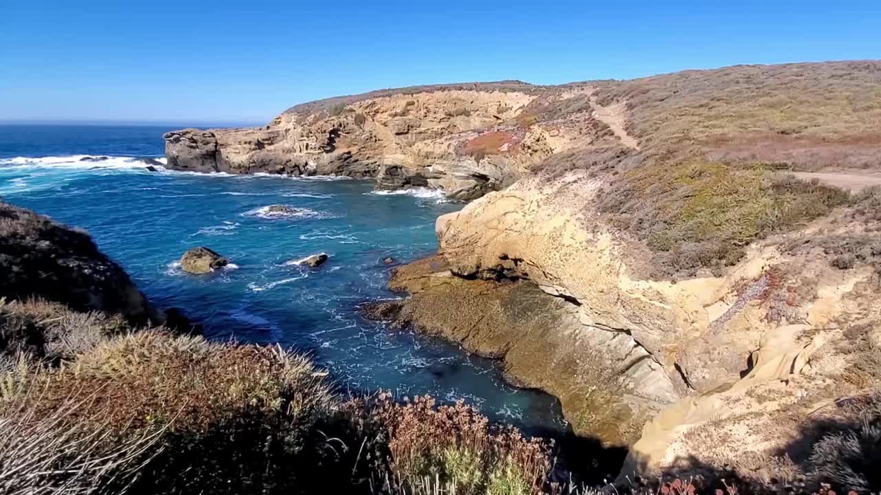 沿着海岸的岩石和海浪。加州洛博斯角。视频下载