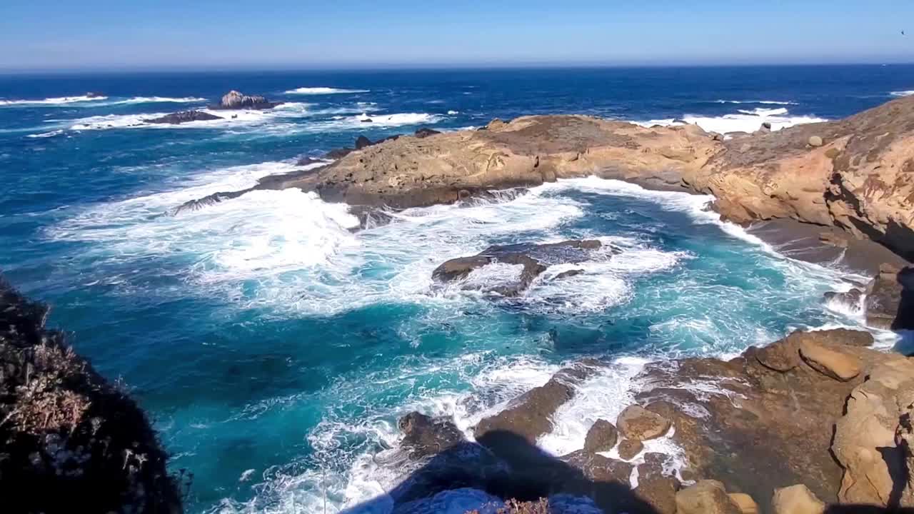 沿着海岸的岩石和海浪。加州洛博斯角。视频素材