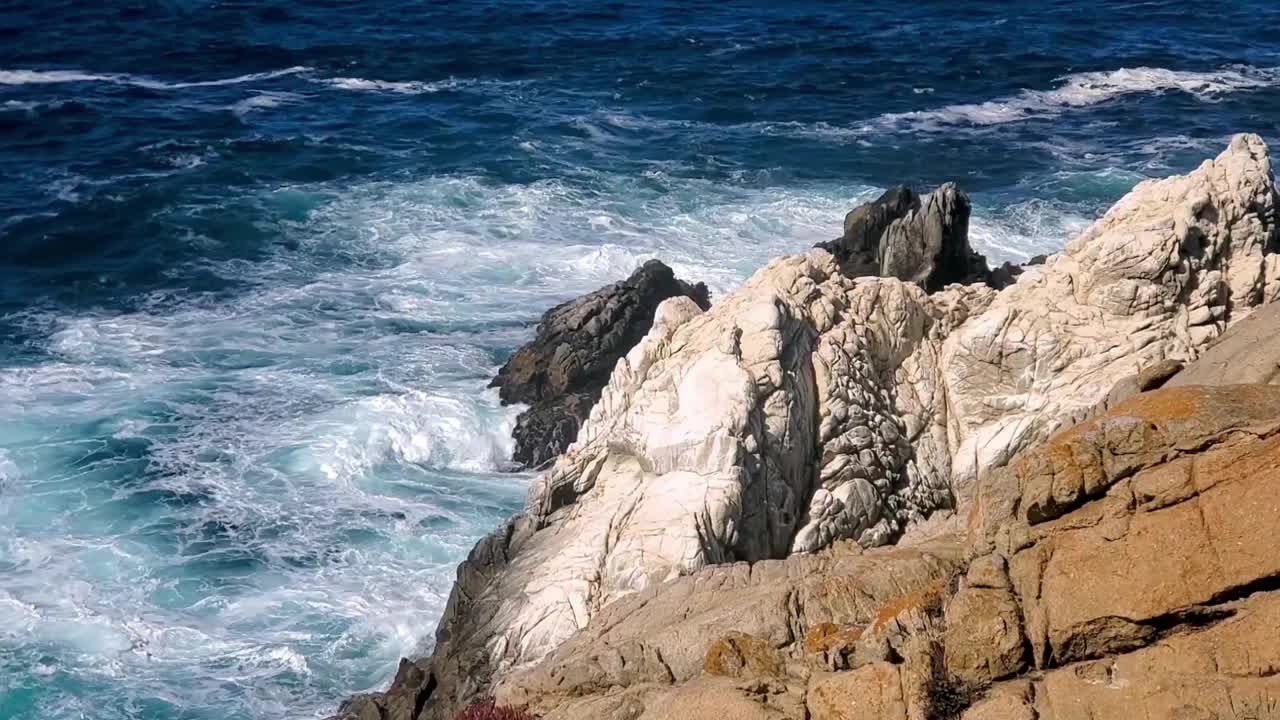 沿着海岸的岩石和海浪。加州洛博斯角。视频下载