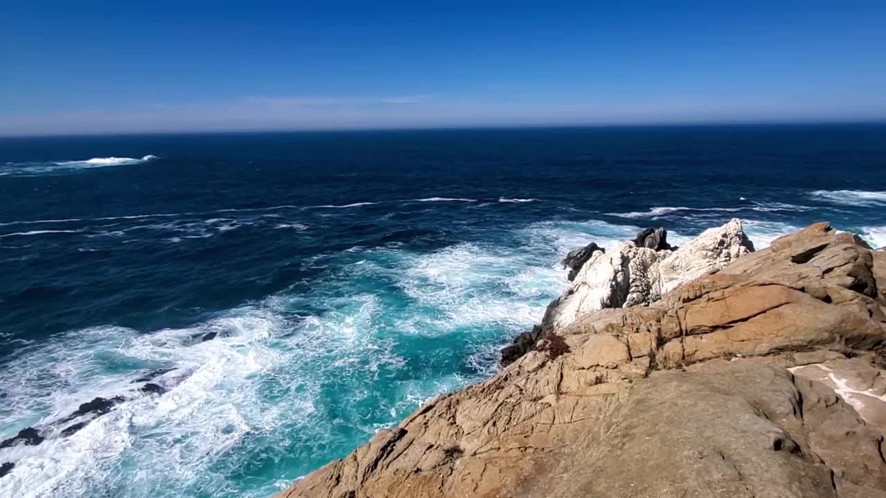 沿着海岸的岩石和海浪。加州洛博斯角。视频素材