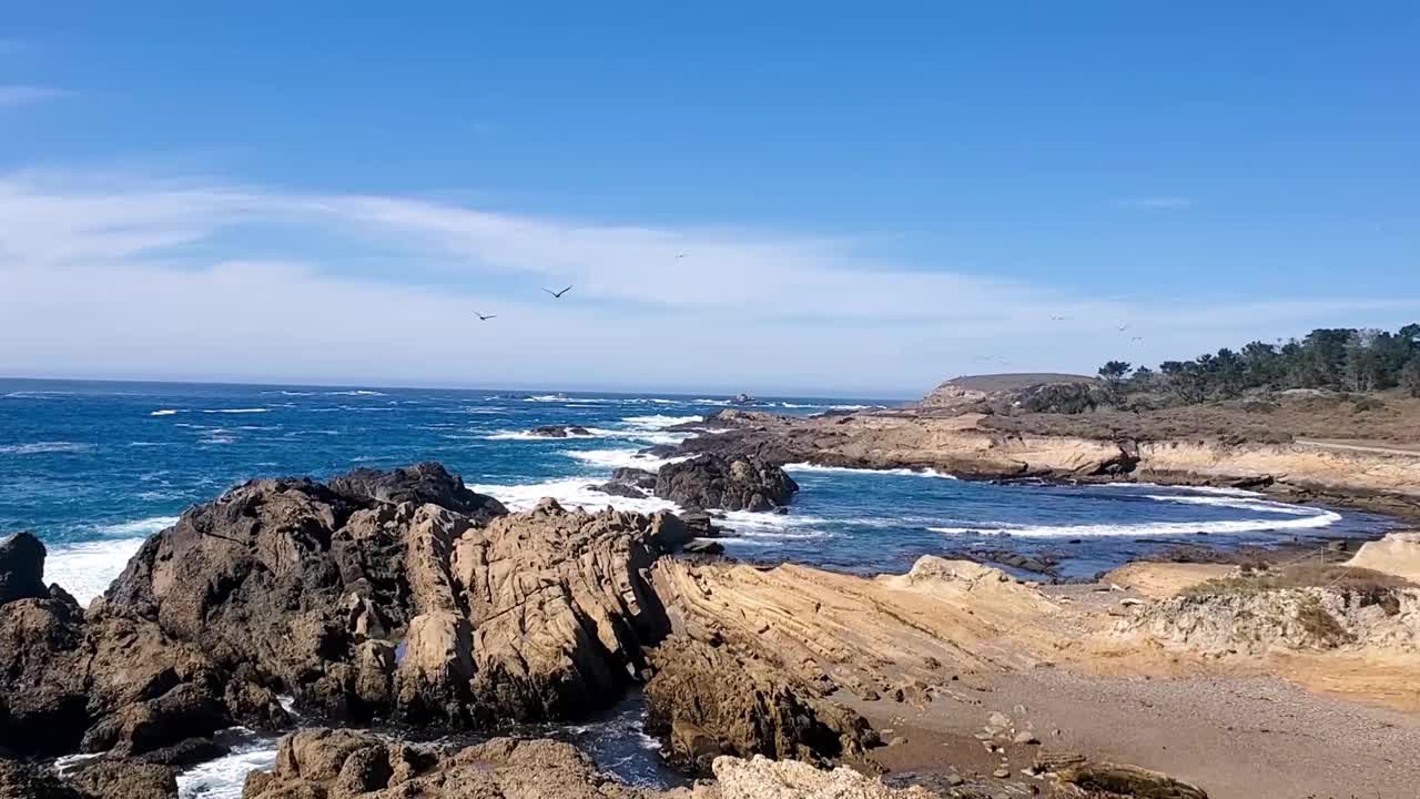 沿着海岸的岩石和海浪。加州洛博斯角。视频下载