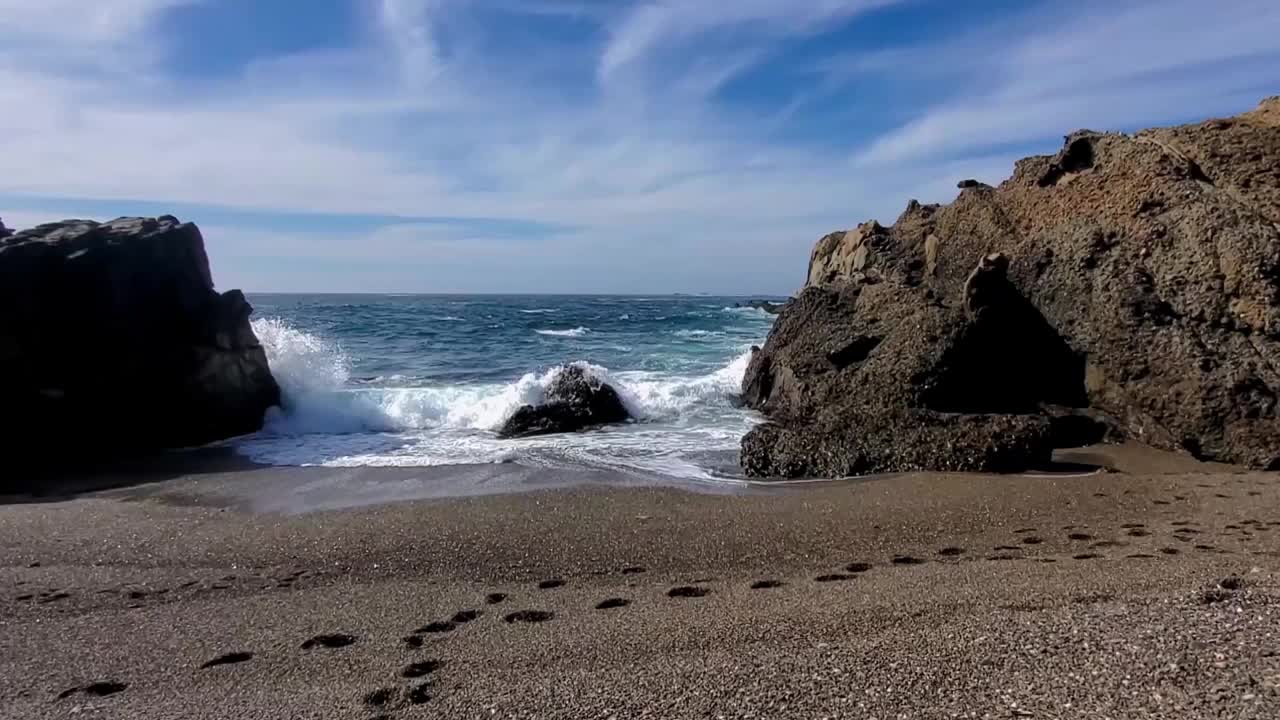 加州洛博斯角海湾沙滩上的脚印。视频下载