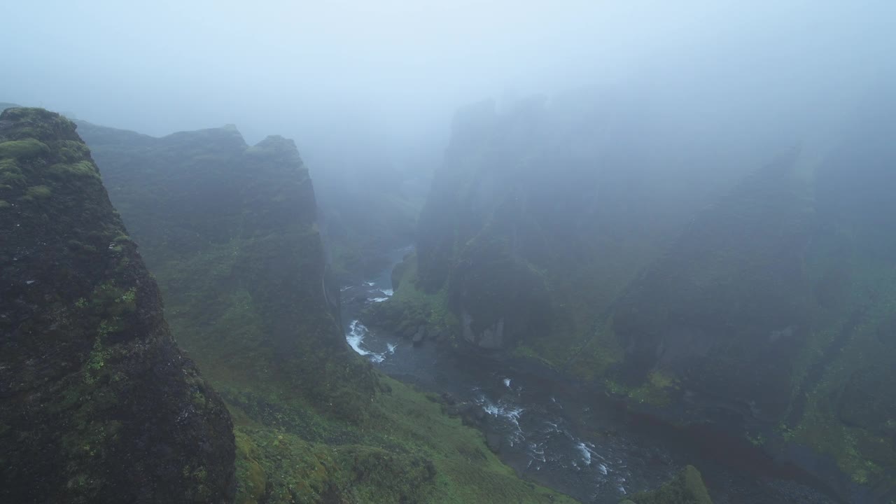 冰岛著名的Fjadrargljufur峡谷(Fjaðrárgljúfur)。Fjadrargljufur峡谷，南部地区，苏厄兰，冰岛。视频下载