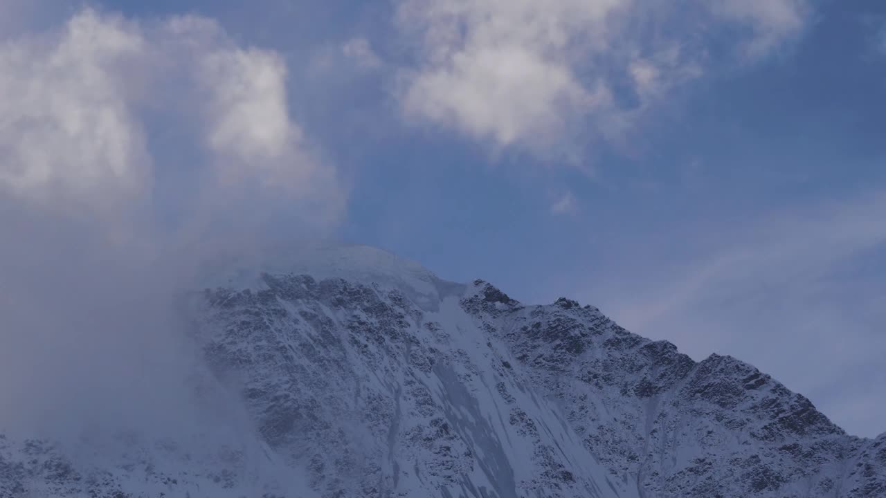 无人机拍摄的雾蒙蒙的雪峰视频素材