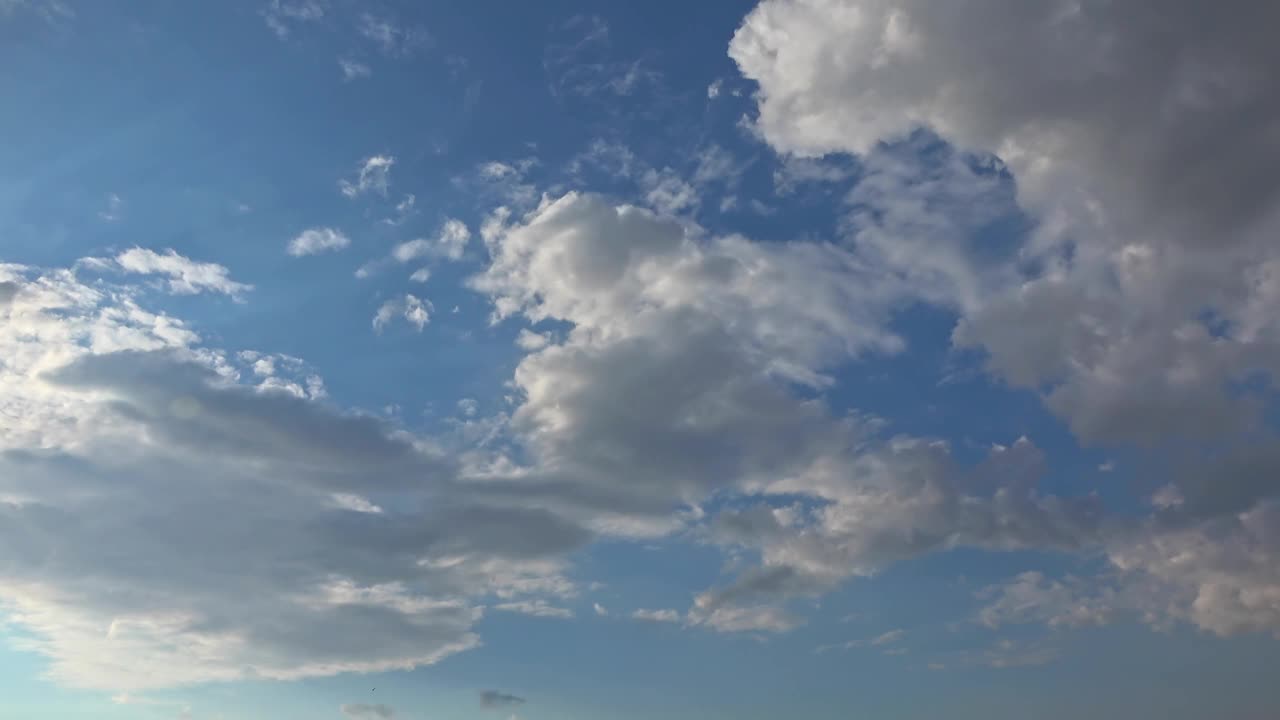 蓬松的积雨云在天空的背景视频素材