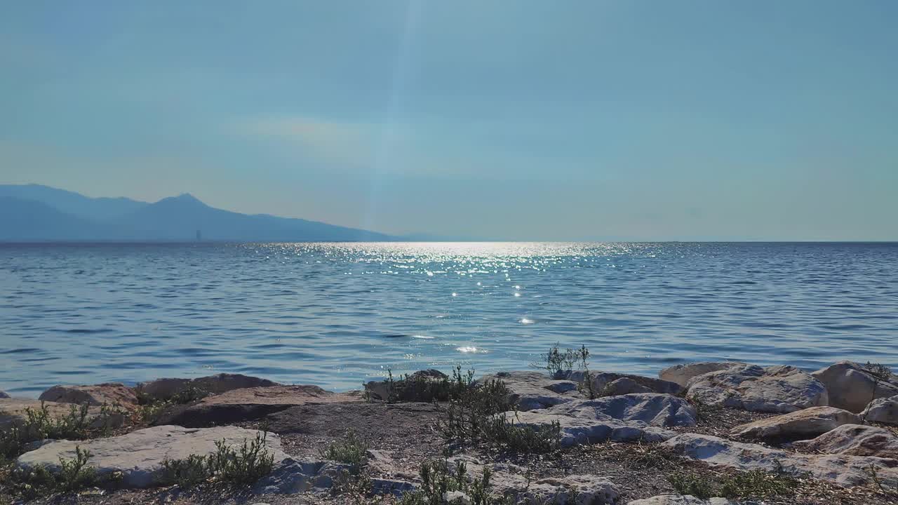 岩石海岸和太阳在海洋中发光视频素材