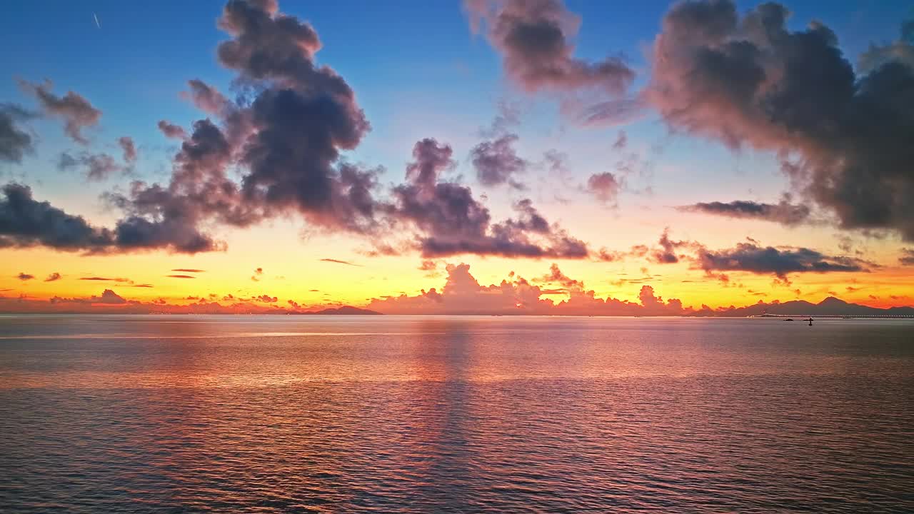 航拍的海洋自然风光在日出和珠海，广东省，中国视频素材